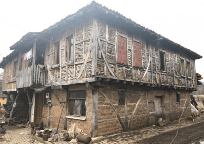 Özelge: İçinde Ekonomik Ömrünü Tamamlamış ve Kullanılmayan Ev Bulanan Gayrimenkulün Müzayede Yoluyla Satışında KDV Oranı %1 mi %18 mi&nbsp;Olacaktır?